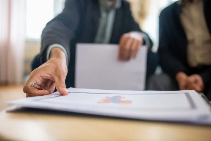 Profesional meninjau hasil proyek dan grafik sebagai bukti kerja