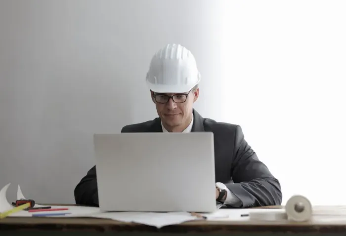 Workspace profesional dengan catatan teknis dan rencana proyek lintas bidang