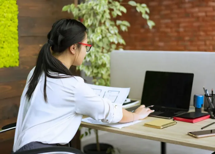 Meja kerja yang menggambarkan perpaduan keahlian mendalam dan wawasan lintas bidang
