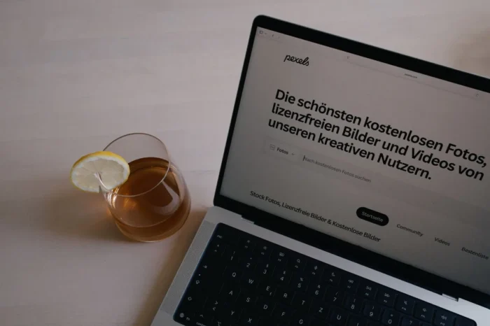 Laptop, miniatur rumah, dan perangkat server sebagai gambaran domain dan hosting