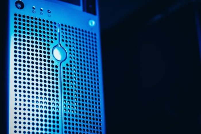 Pemilik usaha kecil mengecek website di laptop dengan server di latar belakang