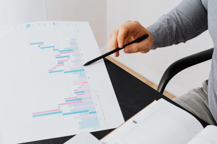 Profesional menyusun strategi personal branding di meja kerja