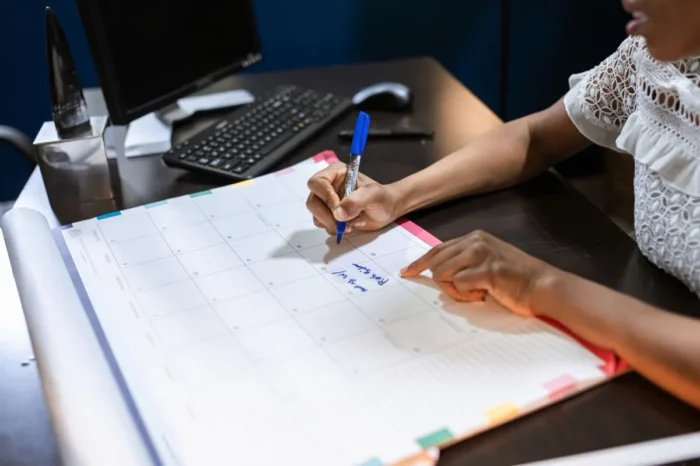 Profesional merencanakan langkah karier selama 30 hari di meja kerja