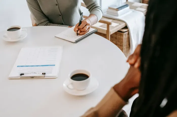 Notebook kosong dan kopi di meja kerja untuk refleksi tentang passion karier