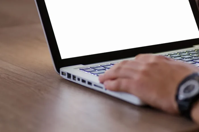 Seseorang mengerjakan tes kepribadian online menggunakan laptop