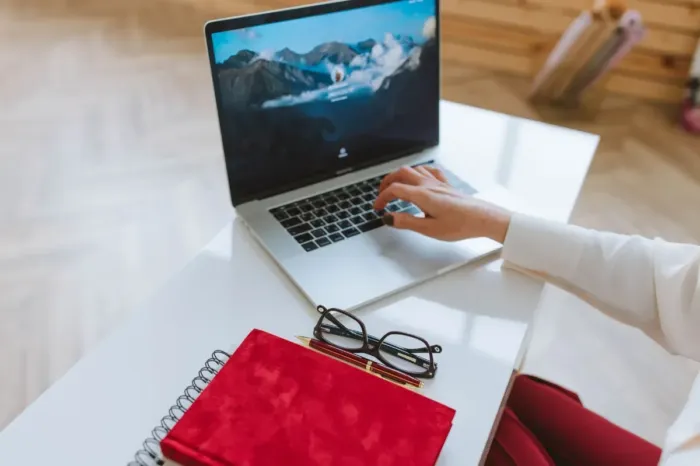 Seseorang mempertimbangkan pendaftaran kelas daring melalui laptop