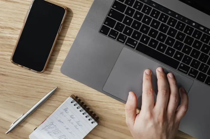Perencanaan bisnis sederhana dengan laptop, buku catatan, dan kalkulator