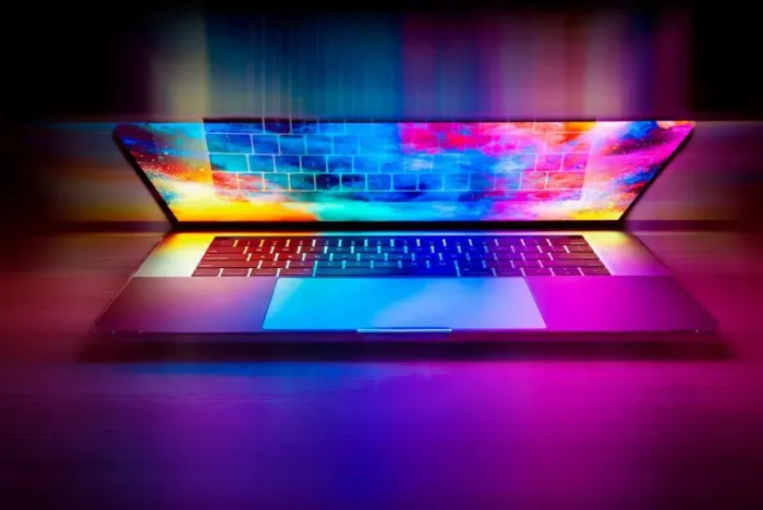 Buku catatan dan laptop di meja kerja, menggambarkan langkah kecil untuk memulai perubahan karier.