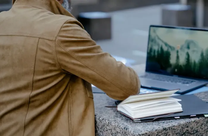 Portofolio kerja dan catatan profesional di atas meja