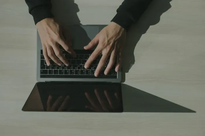 Seseorang memeriksa draf email di laptop sebelum campaign dijalankan