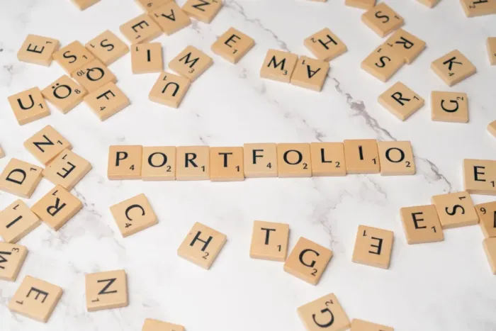 Profesional muda meninjau portofolio tulisan di laptop