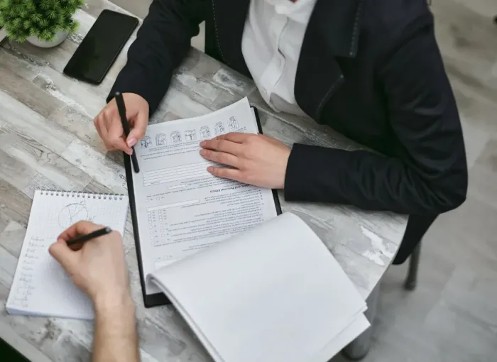 Seseorang menilai skill dan prioritas karier lewat catatan kerja