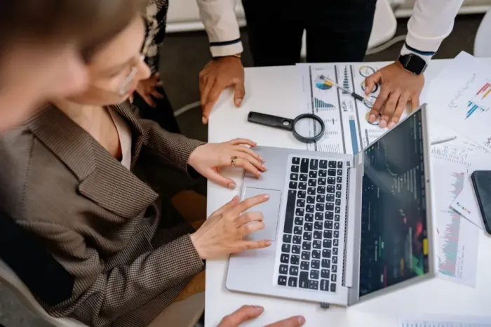 Pekerja memeriksa saran AI dengan membandingkannya pada data riset