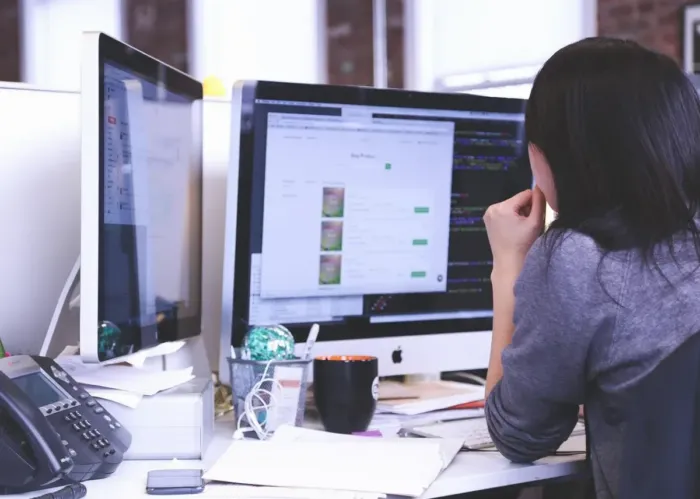 Profesional muda merenung di dekat jendela kantor setelah bekerja
