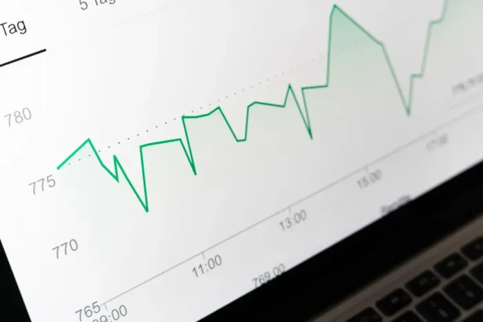 Pemilik usaha meninjau data respons promosi di laptop