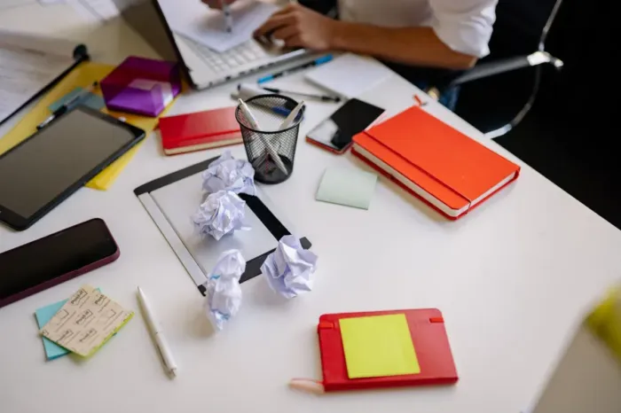 Seseorang merancang uji coba ide kerja di meja kantor