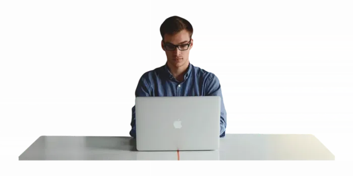 Seseorang menyusun ide tulisan dengan laptop dan buku catatan