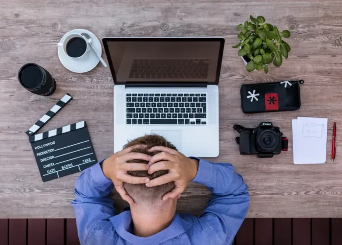 Penulis menyunting draf di laptop agar tetap terasa personal