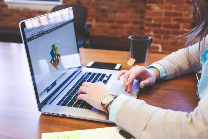 Profesional muda meninjau portofolio kerja dan catatan proyek di meja