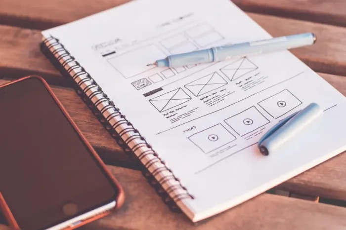 Desainer membuat sketsa ide baru di ruang kerja kreatif