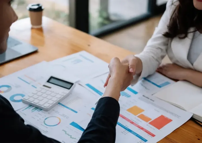 Desainer menunjukkan solusi visual kepada pemilik bisnis