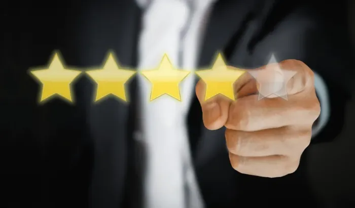 Dua rekan kerja mengevaluasi contoh presentasi sebagai eksperimen skill