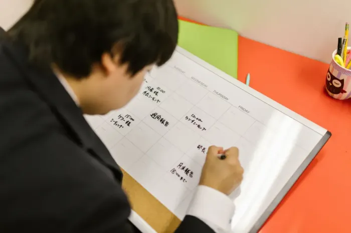 Profesional merencanakan jadwal berbagi konten mingguan