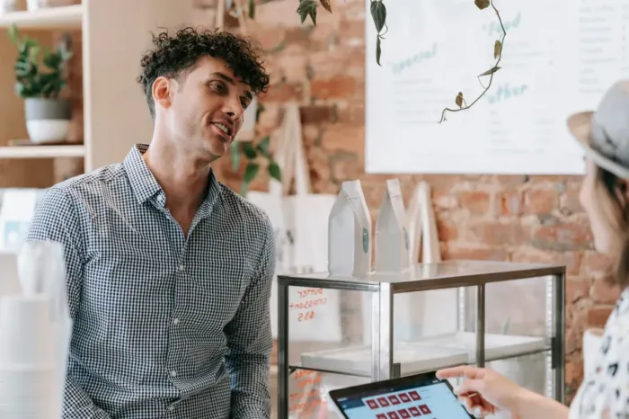 Business owner mendengarkan kebutuhan pelanggan saat membahas pesanan