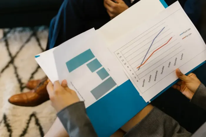 Profesional memeriksa laporan dan data sebelum mengambil keputusan