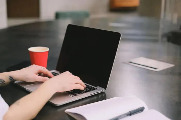 Freelancer menyusun penawaran jasa sederhana di laptop