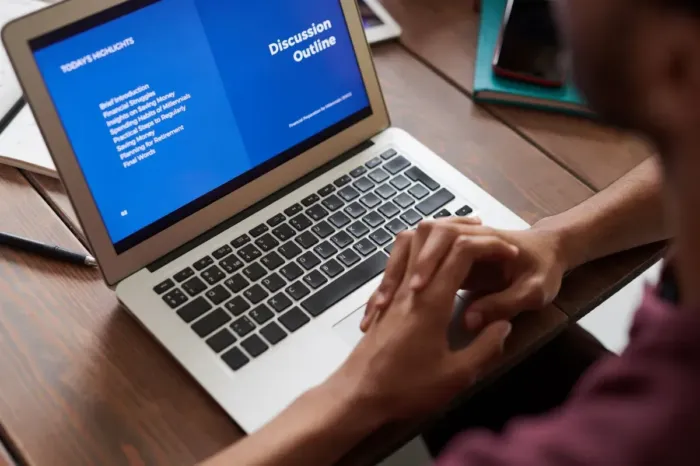 Pembuat aplikasi mendemonstrasikan produk kepada calon pelanggan bisnis